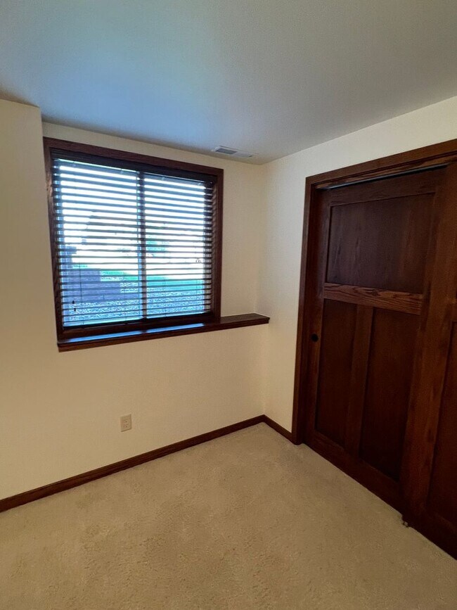 Building Photo - 3 bedroom, 3 bathroom Red Rocks Home for Rent