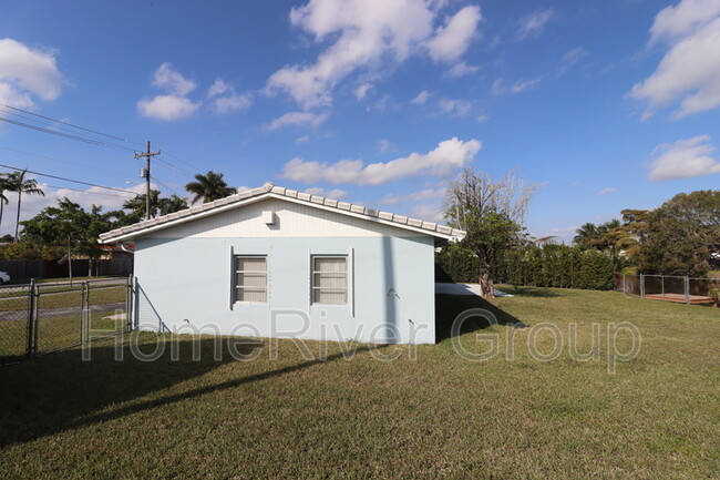 Building Photo - 3325 SW 124th Ct