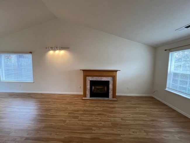 Building Photo - SINGLE FAMILY HOME W/ FENCED YARD/ DOUBLE ...