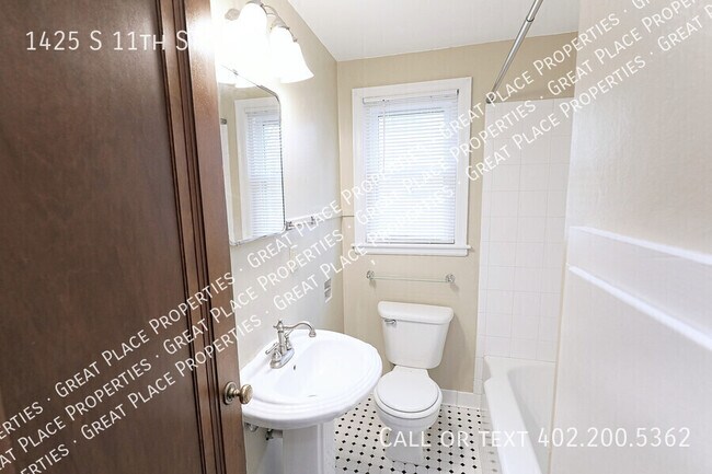 Building Photo - 1425 S 11th St