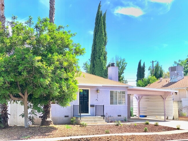 Building Photo - Beautiful 3 Bed + 2 Bath + Den/Office + Backyard