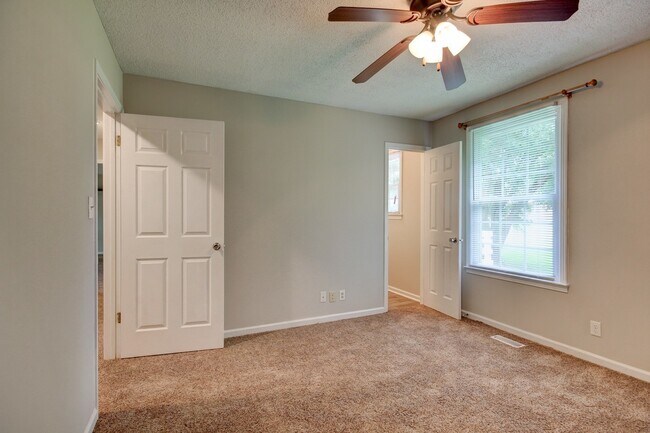 Building Photo - Charming Home With Spacious Living Room and Eat In Kitchen