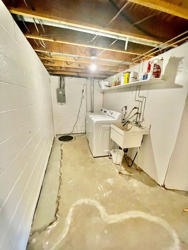 Building Photo - 3 Bed 1.5 Bath- Bridgeville PA