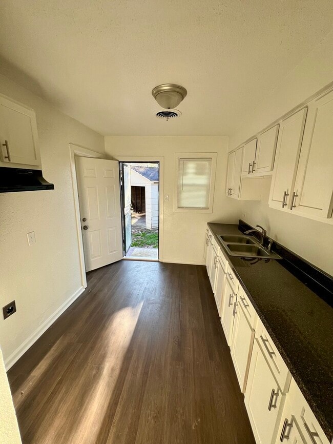 Building Photo - Newly Renovated Home