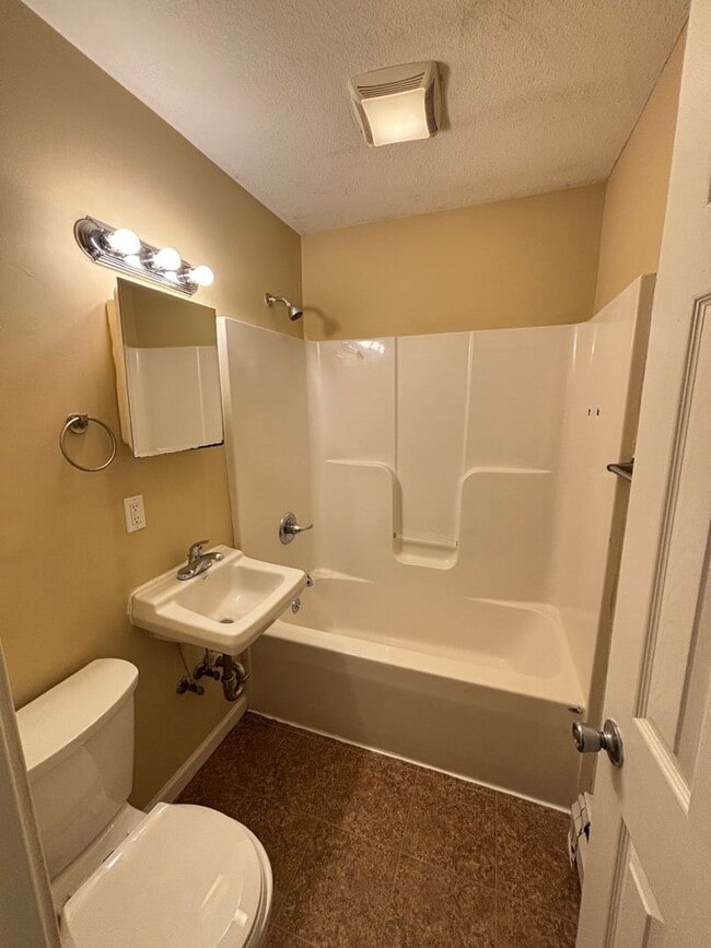 Building Photo - 1203 N Coler Ave