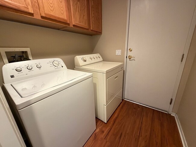 Building Photo - Gorgeous 2 bedroom townhouse Ready for immedate move-in!