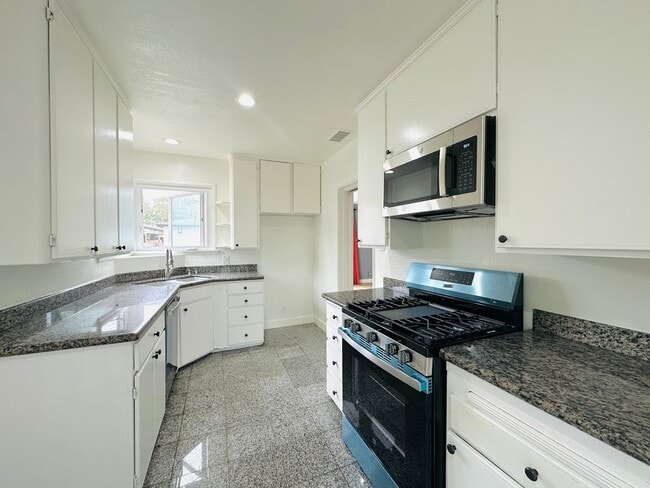 Building Photo - Charming 3 bed/2 bath House for Rent in Si...