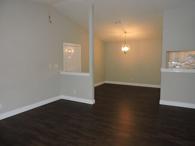 Building Photo - Convenient to schools, beaches & shopping.