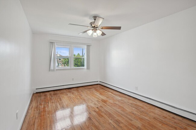 Building Photo - 140 Hopkins Ave