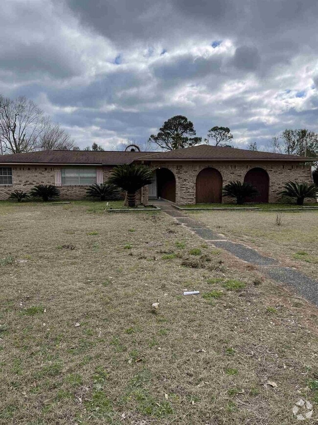 Building Photo - 12081 Longwood Dr
