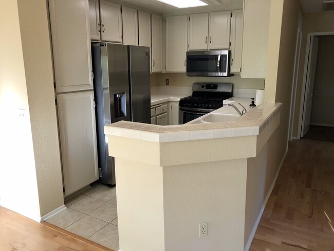 Building Photo - 2 Bed, 2 Bath Townhome in Belsera with att...