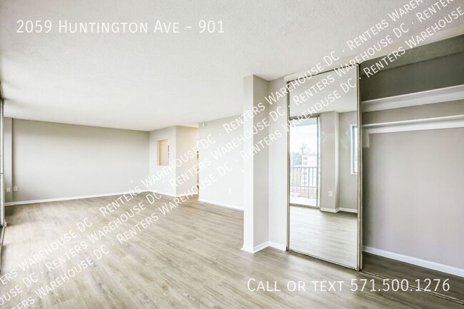 Building Photo - Stunning 9th-Floor Studio w/ Panoramic Cit...