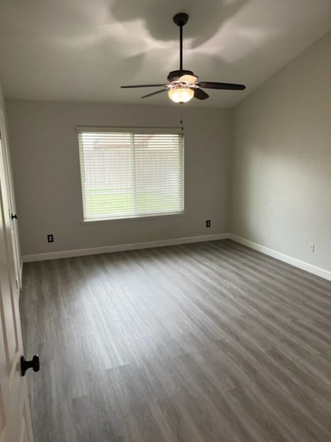 Building Photo - Coming Soon! Nice 3 bedroom 2 bathroom house in Hanford