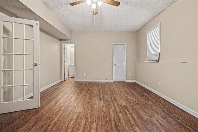 Building Photo - Beautiful, move-in ready split-level home in Hoschton