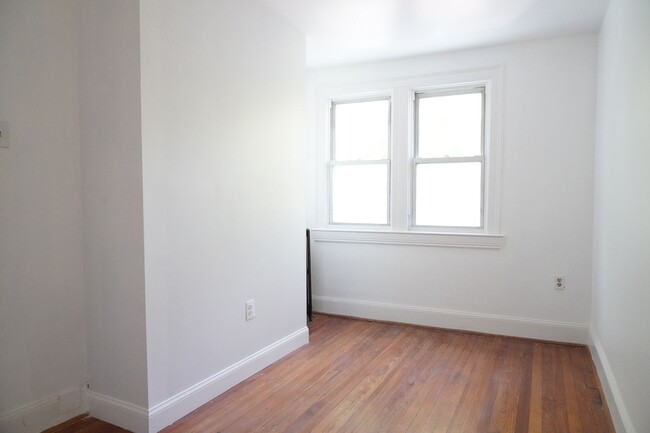 Building Photo - Fabulous 5BR/2BA row house with basement