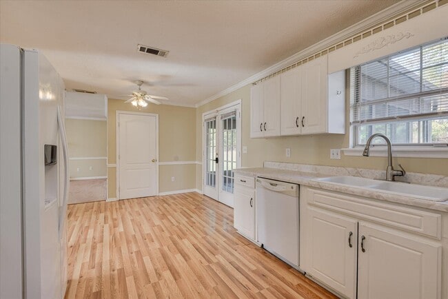 Building Photo - 2102 Howard Mill Rd