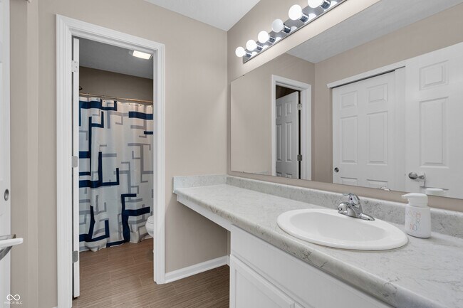 Building Photo - 70 Blue Lace Dr