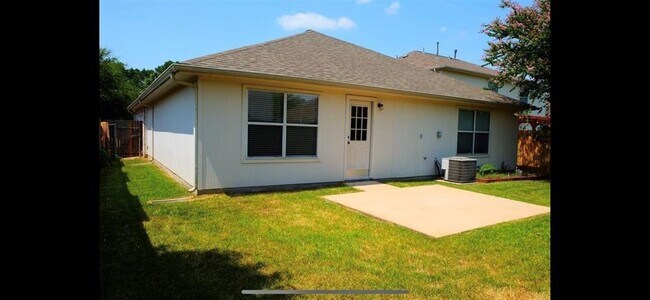 Building Photo - 2426 Halstead Dr