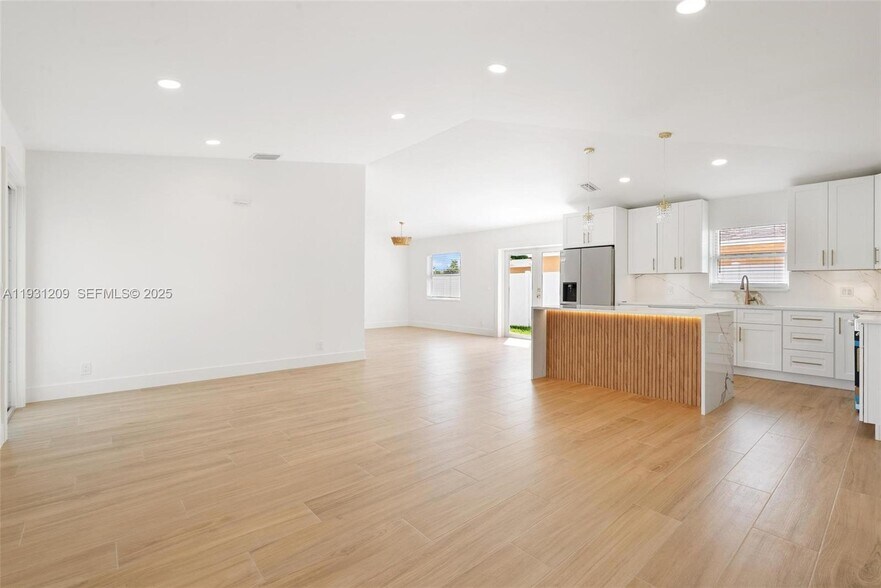 Building Photo - 102 SW 13th Ave