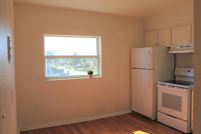 Building Photo - 651 Palm Dr