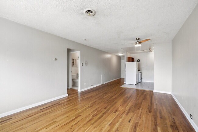 Building Photo - $1,480.95 with $300 off the first month's rent, 1 Beds - 1 Bath, Condo in Denver with Onsite Laun...