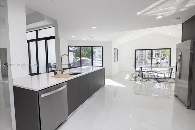 Building Photo - 201 Holiday Dr
