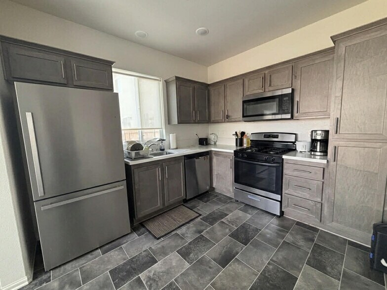 Building Photo - 3421 Andrew Ave