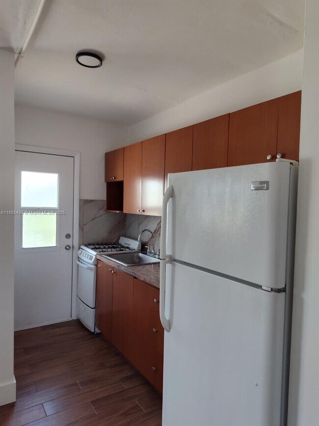 Building Photo - 655 Eldron Dr