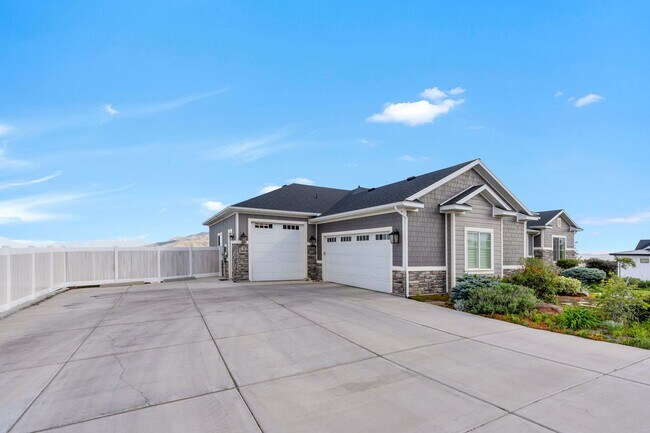 Building Photo - 2872 N Sorrel Dr
