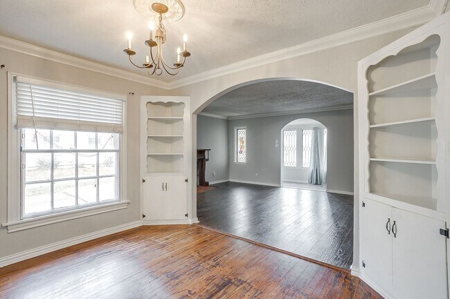 Building Photo - Amazing Historic 1940's Home in Original Cleburne- 4 Bed- 3 Bath w/ Multiple Living Areas- 76033