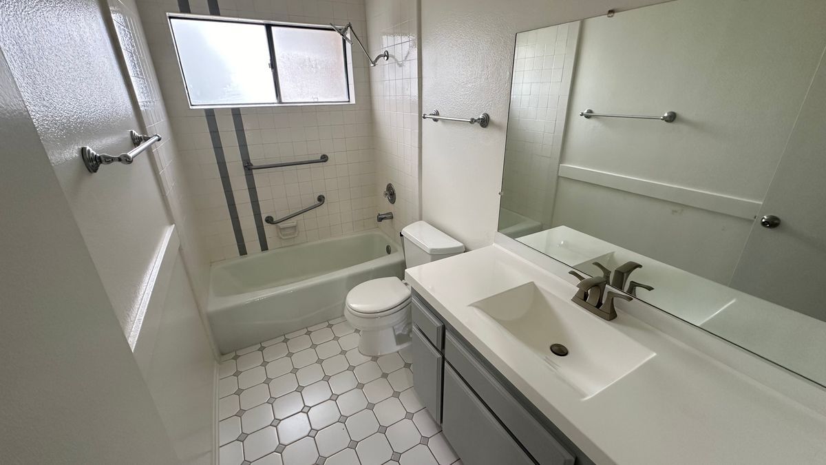 Building Photo - 2424 Santa Ana Ave