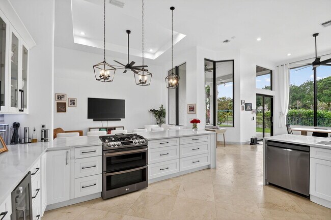 Building Photo - 10337 Trianon Pl