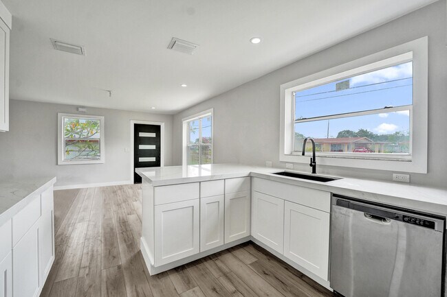 Building Photo - 5601 SW 36th Ct