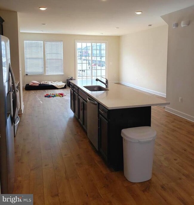 Building Photo - 2204 Shadmoor Dr