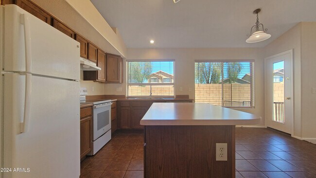 Building Photo - 5325 N 124th Ave