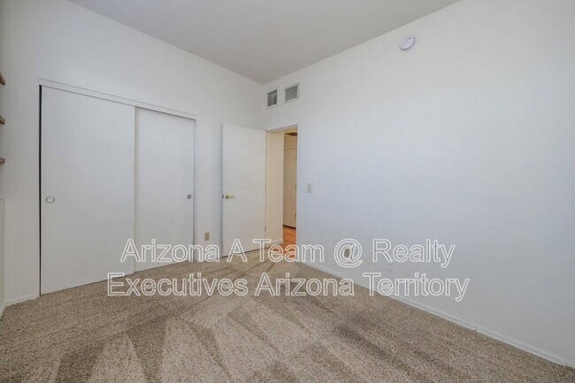 Building Photo - 2927 N Cardell Cir