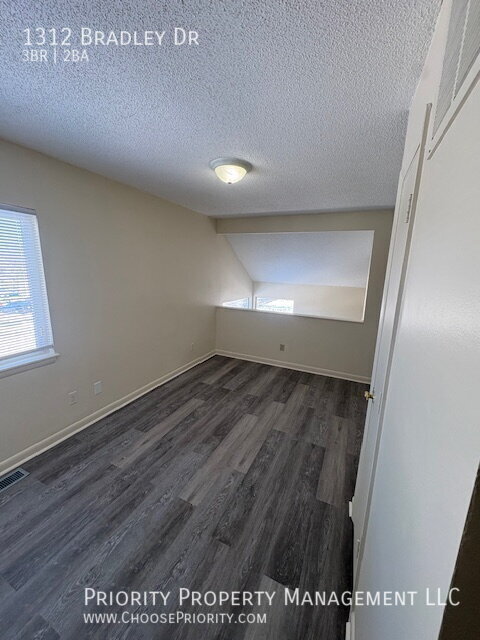 Building Photo - 1312 Bradley Dr