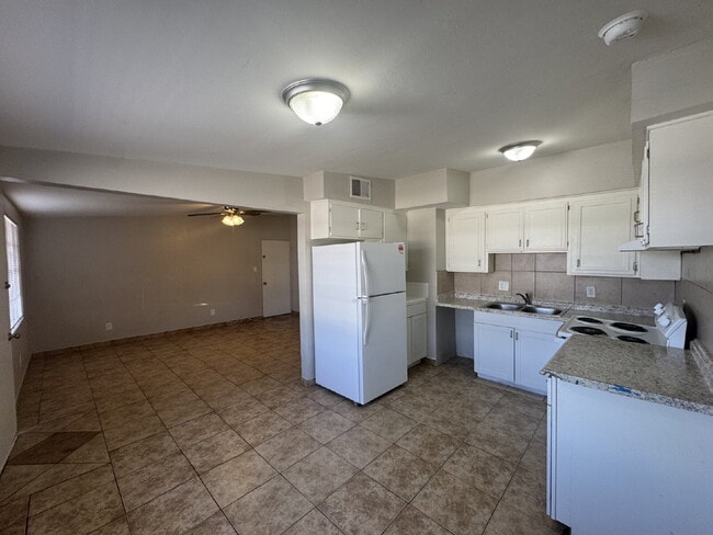 Building Photo - 2 Bedroom 1 Bathroom with W/D