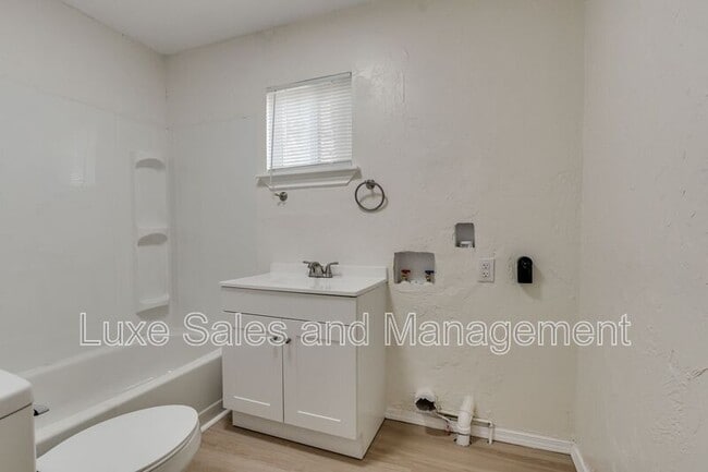 Building Photo - 905 E Rogers St