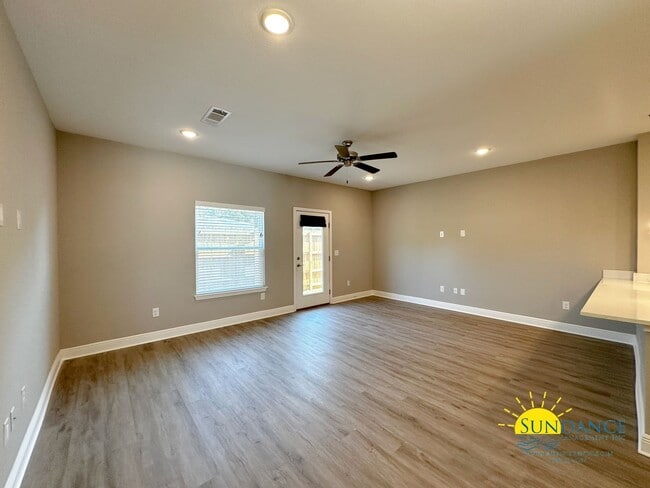 Building Photo - Charming 3 Bedroom Townhome in the heart of Fort Walton Beach!