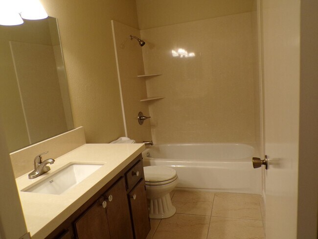 Building Photo - 3 bedroom 2 Barh Home Close to Vintage Faire Mall
