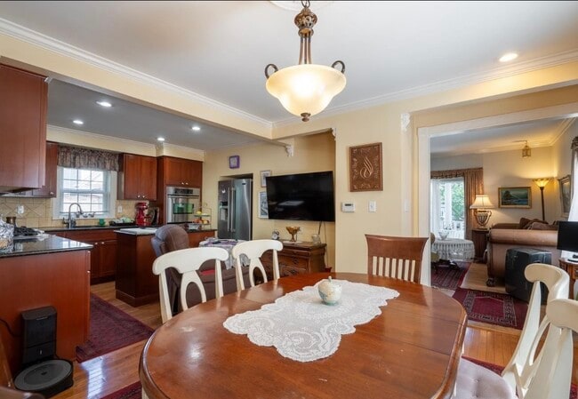 Building Photo - 24 Jane St