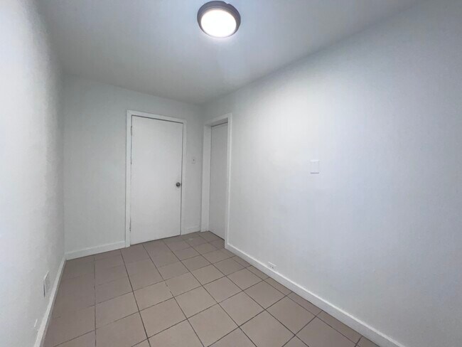 Building Photo - 8919 S Muskegon Ave