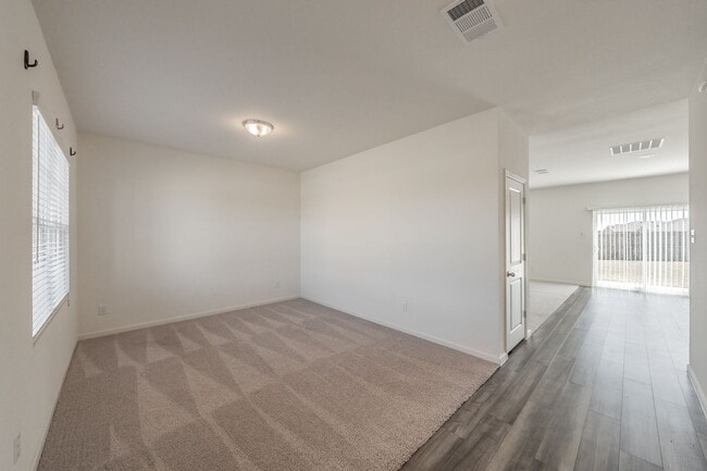 Building Photo - Like new 4 bedroom 2.5 bath in Villages of...