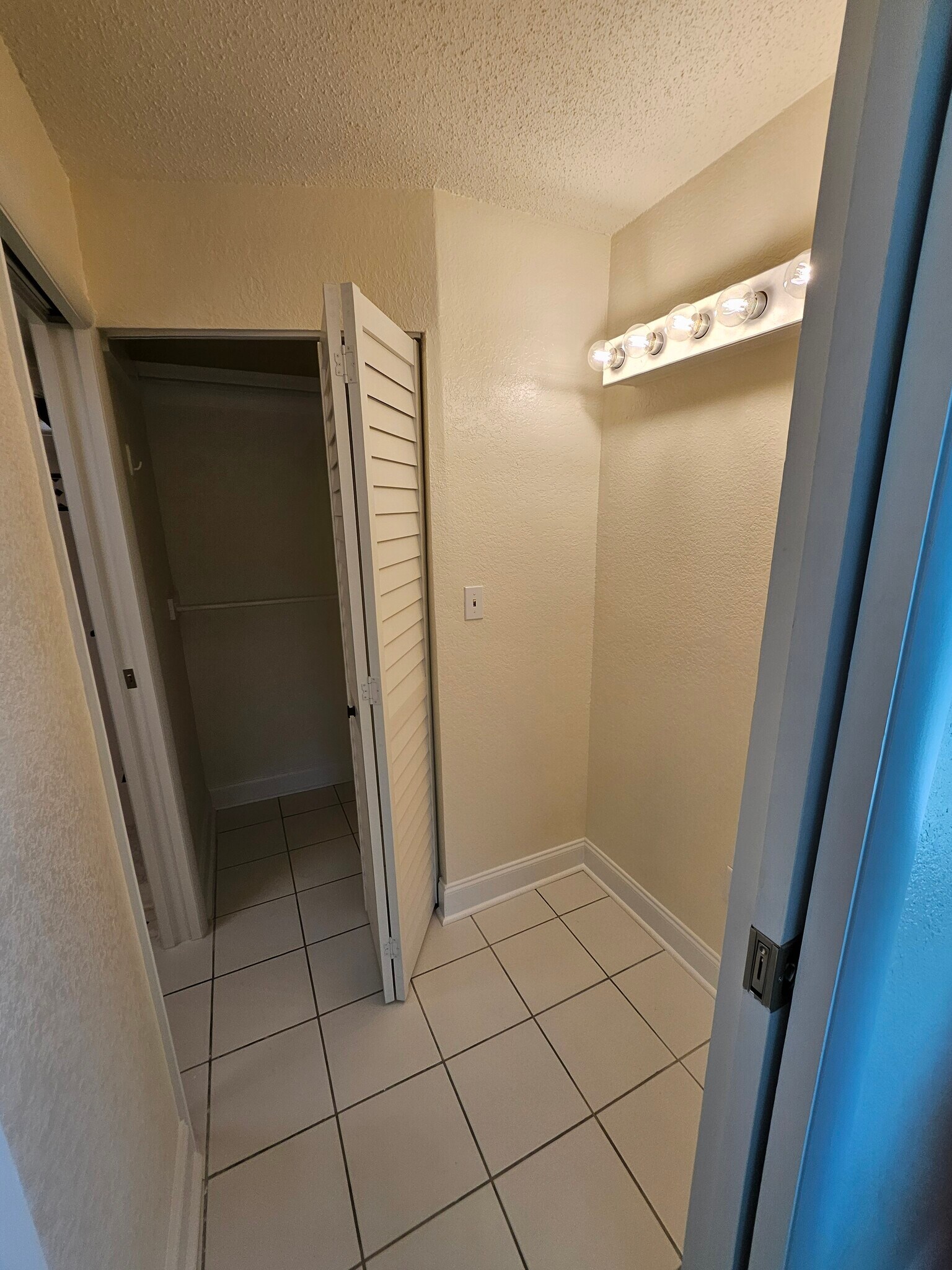 Extra space for vanity - 387 S McMullen Booth Rd