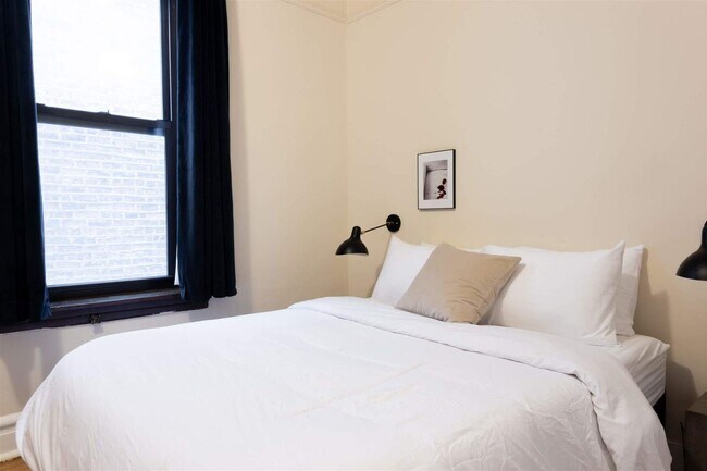 Building Photo - 1542 N Oakley Blvd