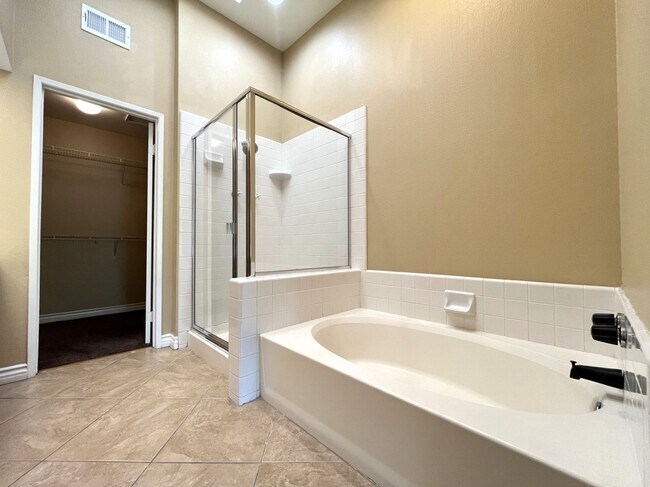 Building Photo - 3 bed, 3 bath located in Ontario, CA!