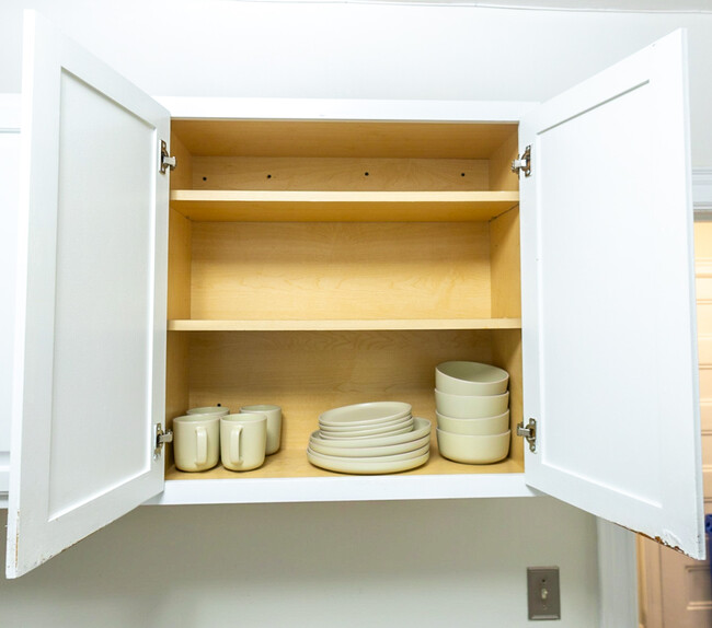 Cabinet/ Pots and pans - 44 Gibson Pl