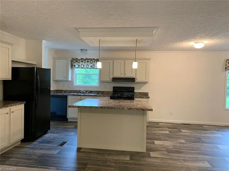 Building Photo - 3735 Oakwood Dr