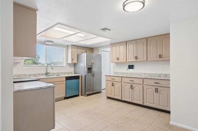 Building Photo - 2423 E Maryland Dr